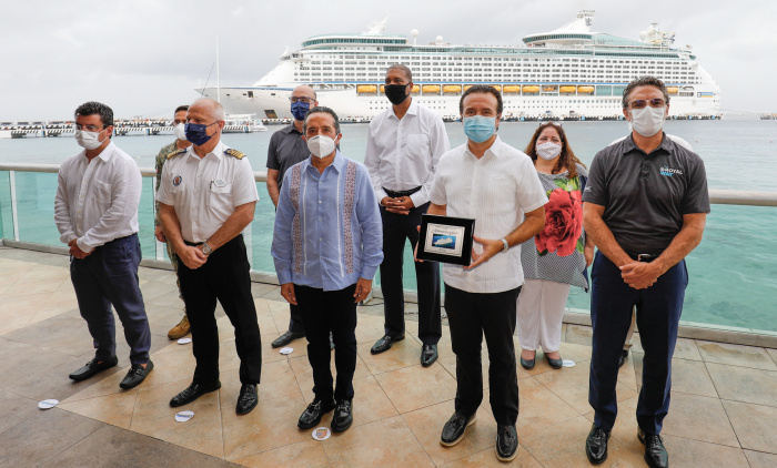  junio 2021 – Durante una memorable ceremonia , ejecutivos de Royal Caribbean y las autoridades de Quintana Roo intercambiaron placas para conmemorar este gran regreso.