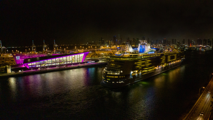 July 2023 – Cheering on Inter Miami CF ahead of its new era and first Leagues Cup match tonight, Royal Caribbean International put on an epic light display. The Club’s signature pink color shined bright from the cruise line’s state-of-the-art Terminal A alongside its ship, Freedom of the Seas, displaying the iconic #10 as it arrived at PortMiami. Bringing to life Inter Miami’s motto, “Freedom to Dream,” the moment also marks the Club’s first game with two new renowned soccer icons on the team.