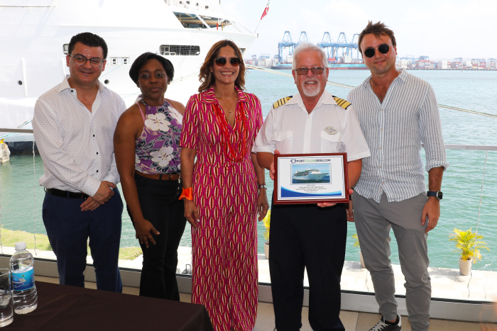 Diciembre 2023 – Royal Caribbean International regresa a Latinoamérica después de una década con Rhapsody of the Seas. La llegada a Colón, Panamá fue marcada cuando las autoridades panameñas hicieron entrega al capitán del barco una placa conmemorativa que será colocada en el interior del Rhapsody. De izquierda a derecha: Alberto Muñoz, vicepresidente asociado de Latinoamérica y el Caribe, Royal Caribbean International; Querube Foster, vicegobernadora del Gobierno de Colón, Panamá; Denise Guillen, administradora general de la autoridad de turismo de Panamá; Ole-Johan Grønhaug, capitán de Rhapsody; Isaac Tarazi, director ejecutivo de Puerto Colón 2000. 