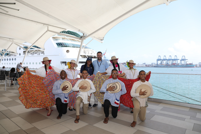 Diciembre 2023 – Royal Caribbean International regresa a Latinoamérica después de una década con Rhapsody of the Seas. Para celebrar la primera llegada a Colón, Panamá, se contó con la presencia de bailarines locales, quienes llevaron el folklor local a todos los presentes. En el centro: Marielys McFarlane, jefa de operaciones de Puerto Colón 2000 y Fernando Alonso, manager de Puerto Colón 2000 posando con los bailarines panameños. 